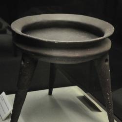 Tembikar Berkaki Tiga (replika)
